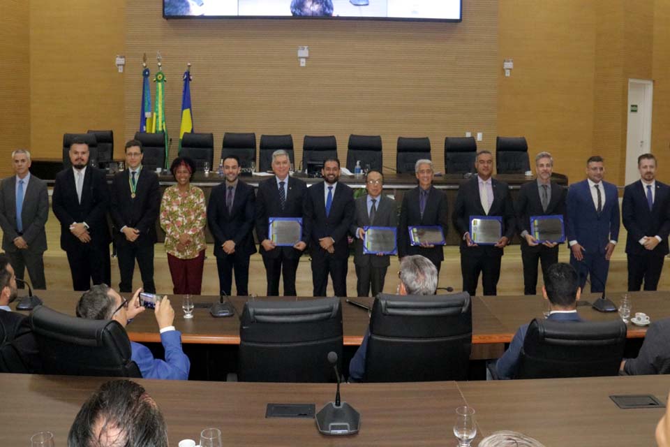 Laerte Gomes concede homenagens a autoridades e personalidades em solenidade na ALE