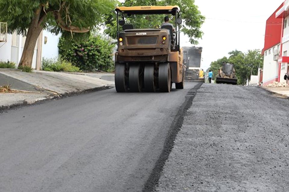 Prefeitura de Ji-Paraná amplia obras de recapeamento; ação contempla trechos das ruas 1º de Maio e Cacoal