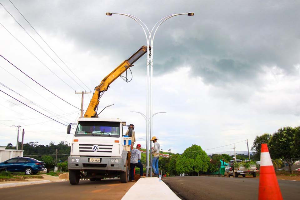 Avenida Florianópolis em Jaru ganha modernas luminárias de LED