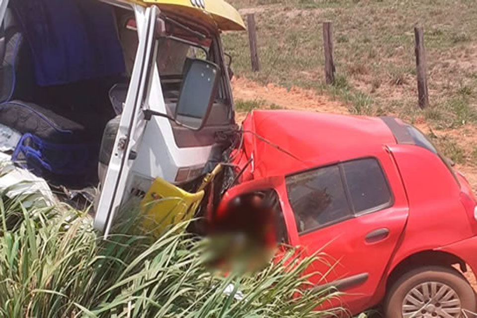 Casal de idosos morre em acidente entre carro e caminhão na BR-364