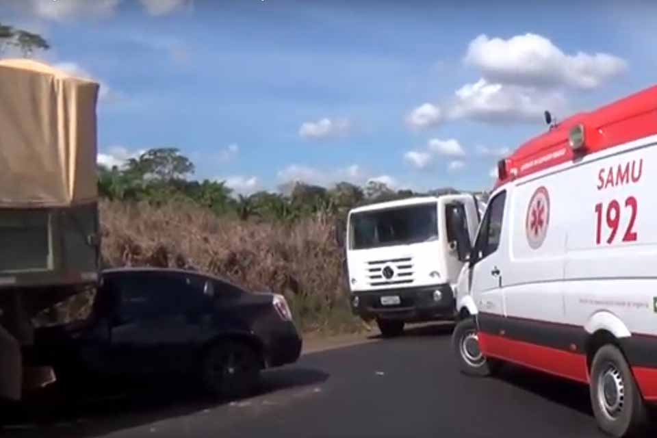 Carro bate atrás de caminhão e deixa duas pessoas feridas na BR-364