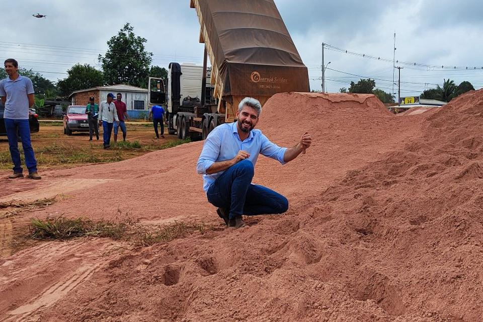 Machadinho do Oeste recebe 29 carretas com calcário para produtores rurais com apoio do deputado Ezequiel Neiva