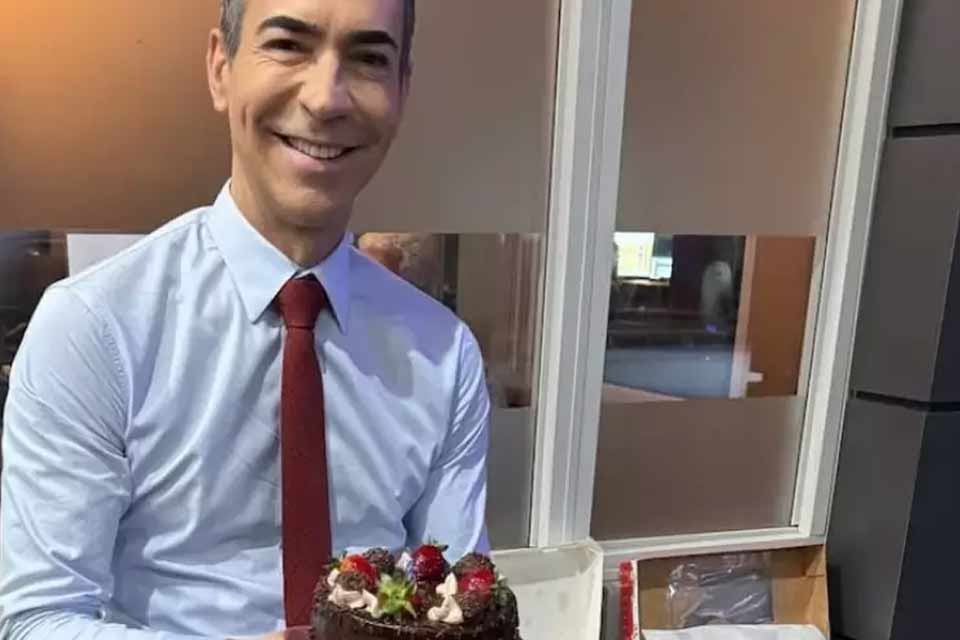 César Tralli ganha festa surpresa na redação da Globo: “Como não amar esta equipe?”