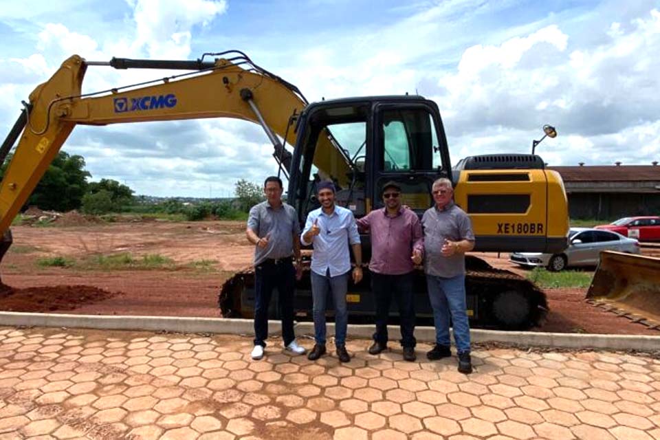 Prefeitura de Rolim de Moura recebe maquinários adquiridos com recursos de emenda do deputado Fernando Máximo