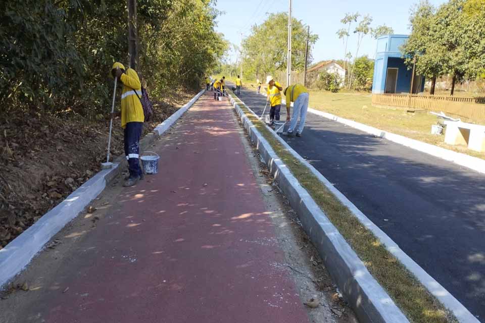 Prefeitura realiza limpeza de praças e cemitérios