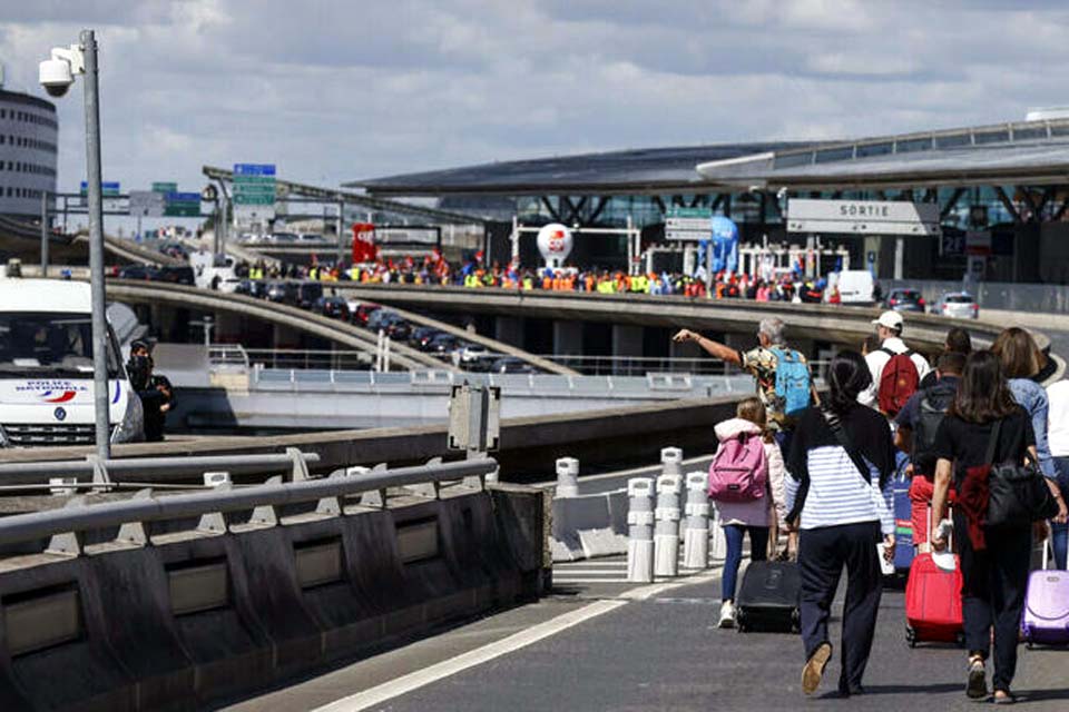 Greve leva a cancelamento de 20% dos voos no maior aeroporto da França