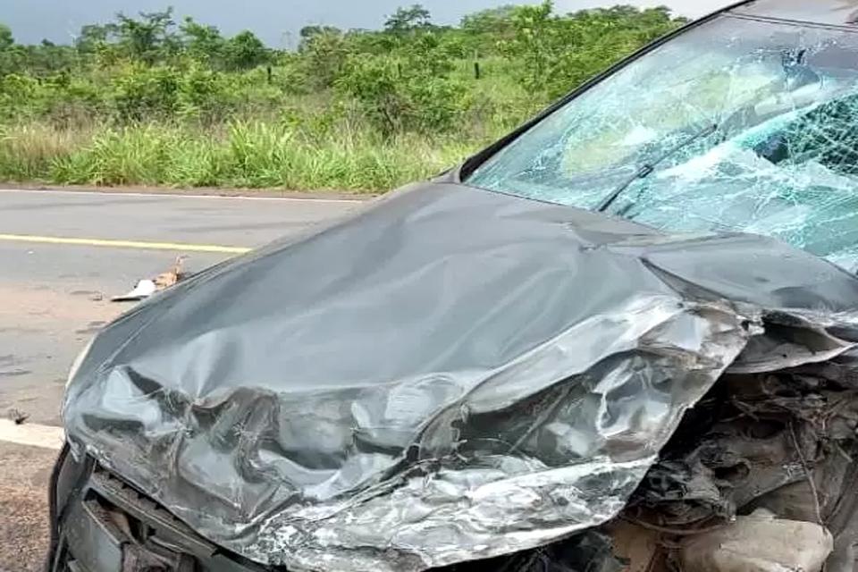 Carro fica destruído após colidir com carreta na BR-364