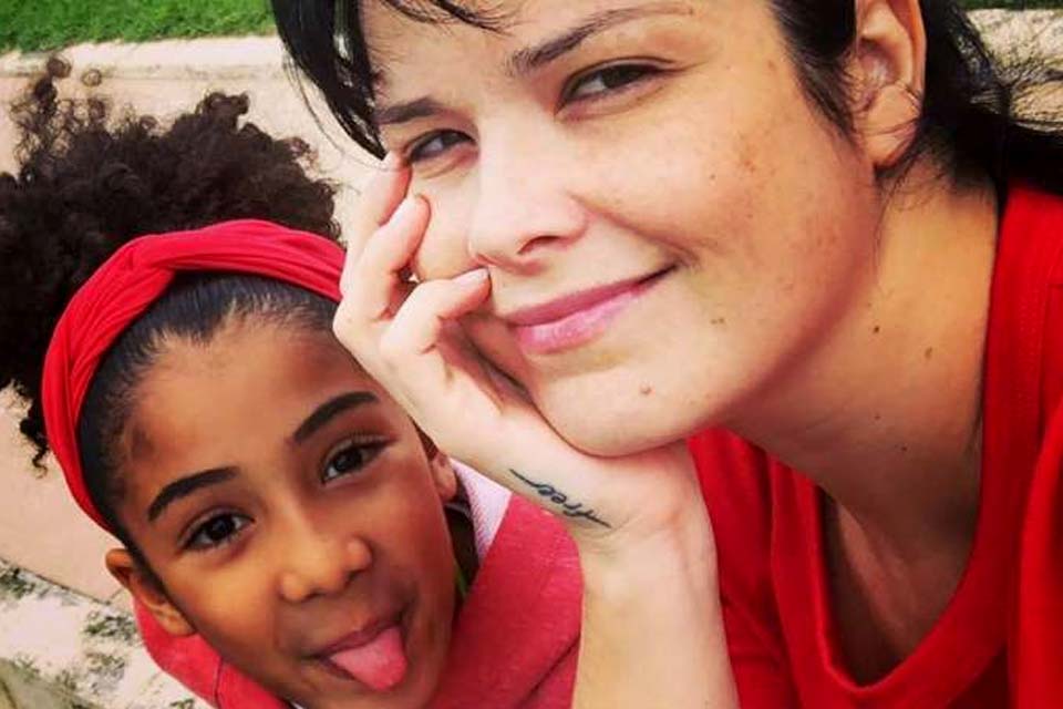 “Chorando de ódio e raiva”, relata Samara Felippo sobre caso de racismo com filha