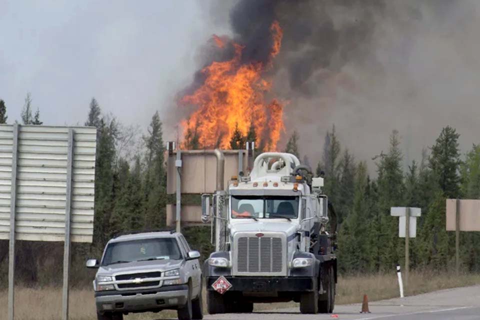 Brasil envia mais 21 bombeiros para combate a incêndios florestais no Canadá