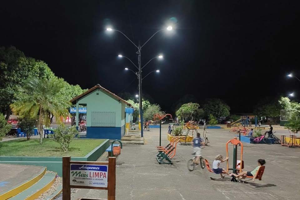 Secretaria Municipal de obras substitui lâmpadas de vapor de sódio por led na praça do Setor 6