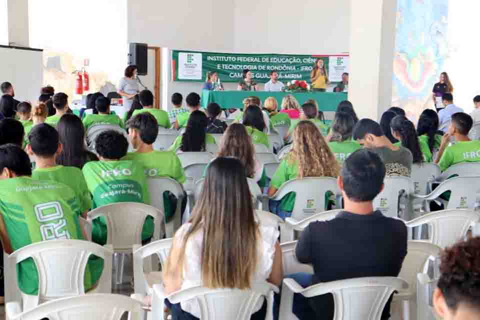 “Reitoria Presente” realiza reuniões em Guajará-Mirim e faz entrega de um ônibus