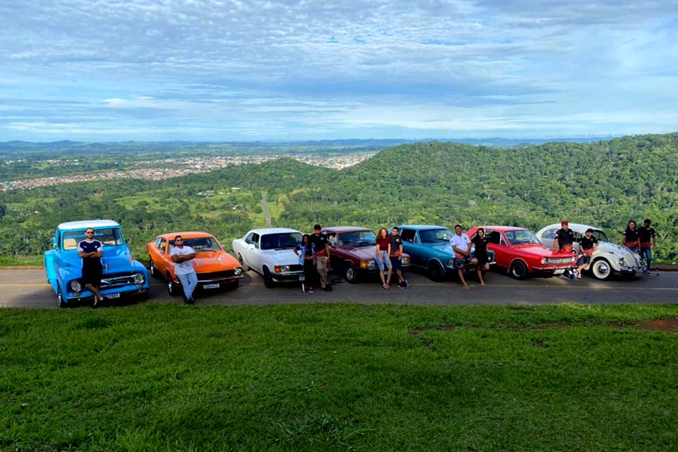 Encontro de carros no Morro Chico Mendes reúne belíssimos clássicos; encontro reuniu apaixonados