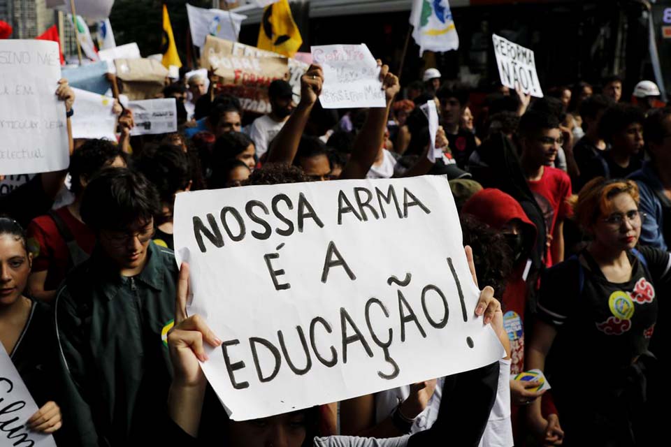 Governo suspende cronograma de implementação do Novo Ensino Médio