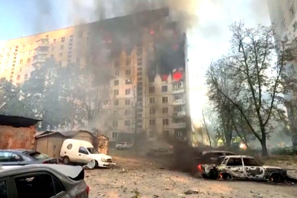 Ataque da Rússia à Ucrânia deixa 6 mortos em zona residencial de Kharkiv