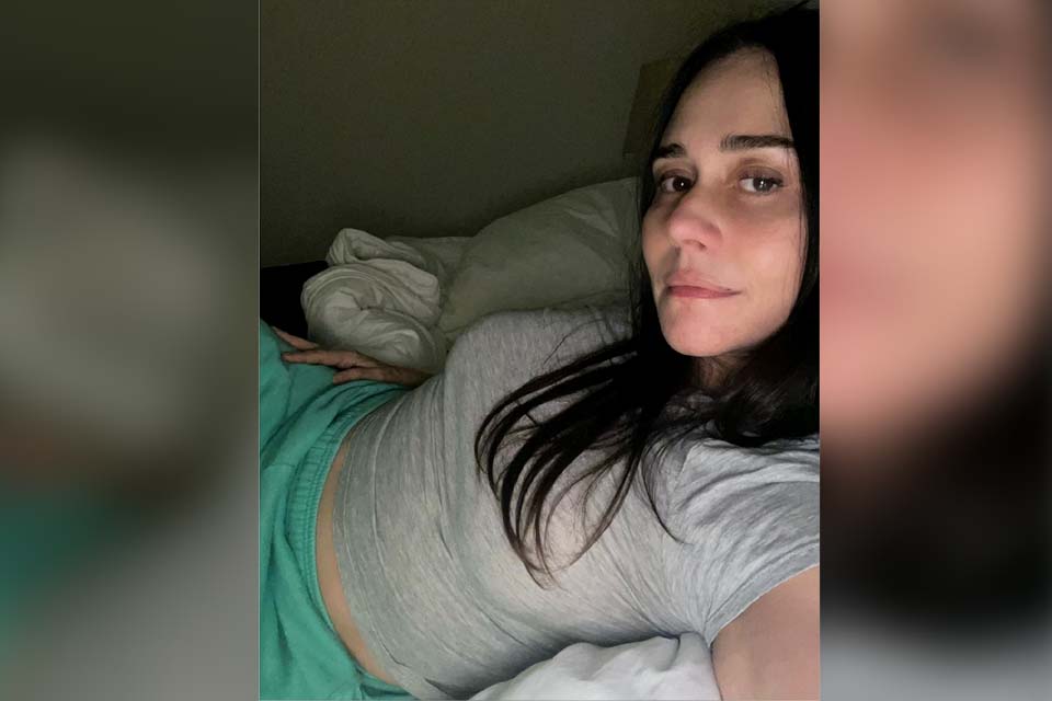 Alessandra Negrini compartilha cliques na cama e reflete sobre personalidade forte