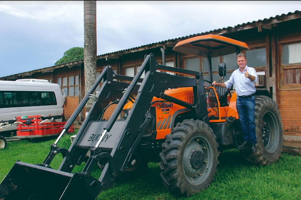 Deputado Luizinho Goebel contempla Associação de Cerejeiras com trator agrícola