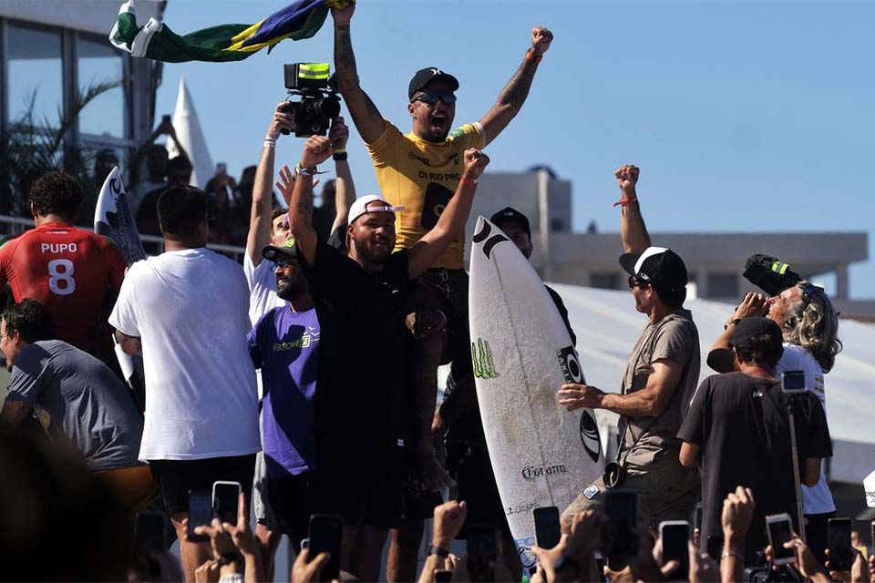 Filipinho é tetra e estreante Samuel Pupo vice na etapa Rio Pro da WSL