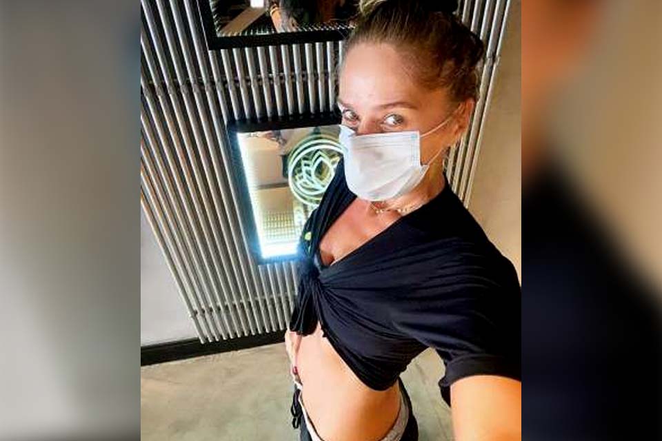 Adriane Galisteu esclarece rumores de suposta gravidez após foto com mão na barriga