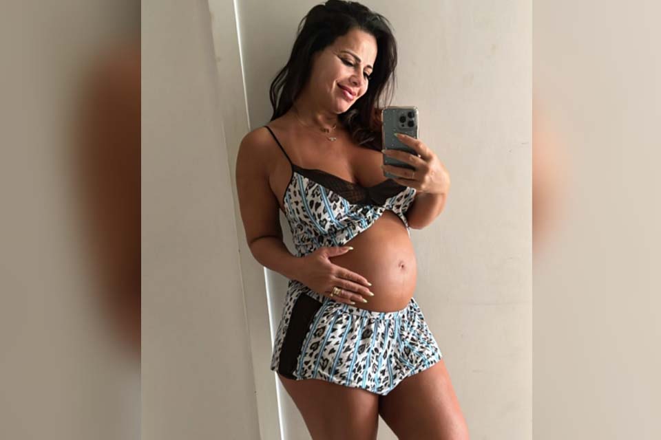 Viviane Araújo posa para ensaio e encanta mostrando a barriga de grávida