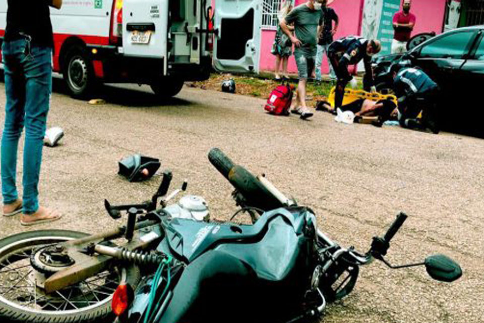 Motociclista fica em estado gravíssimo após colidir na lateral de carro