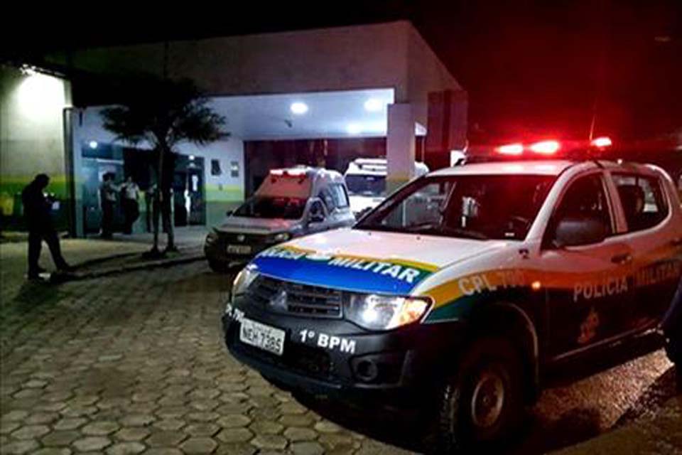 Homem é baleado por bandidos na frente dos filhos durante roubo