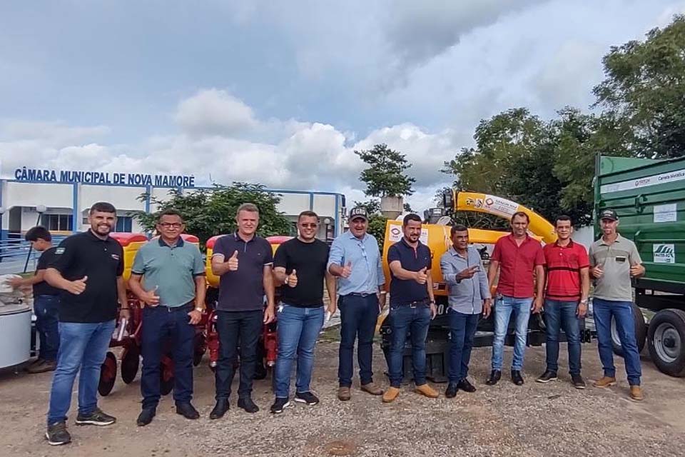 Em Guajará-Mirim e Nova Mamoré, deputado Luizinho Goebel entrega equipamentos agrícolas