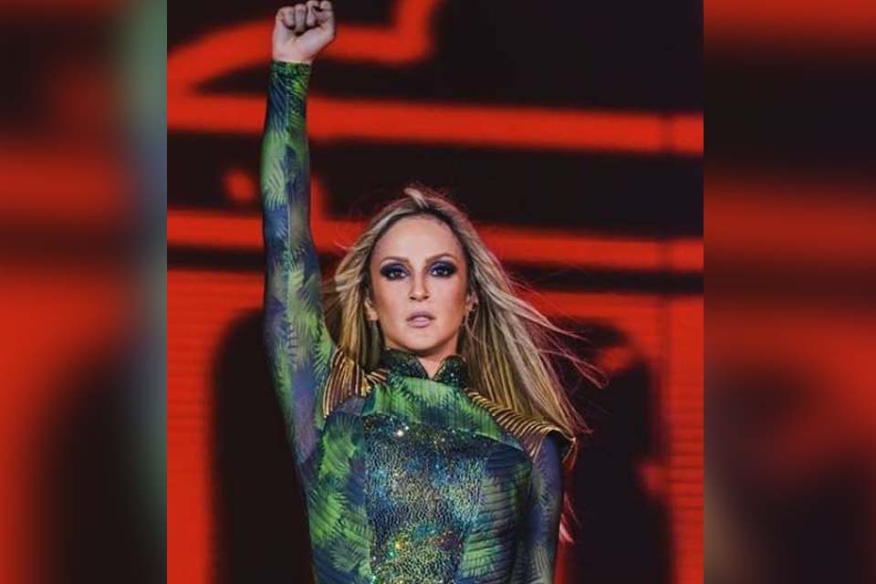 Claudia Leitte lamenta estar longe dos palcos