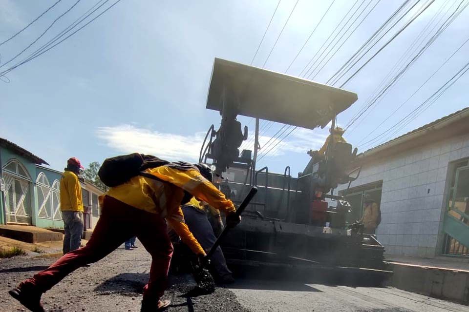 Ruas do bairro Aponiã recebem serviço de recapeamento;trabalhos são executados pelas equipes da Semob