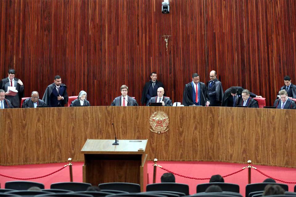 Tribunal Superior Eleitoral  multa parlamentares por divulgarem fake news contra Lula