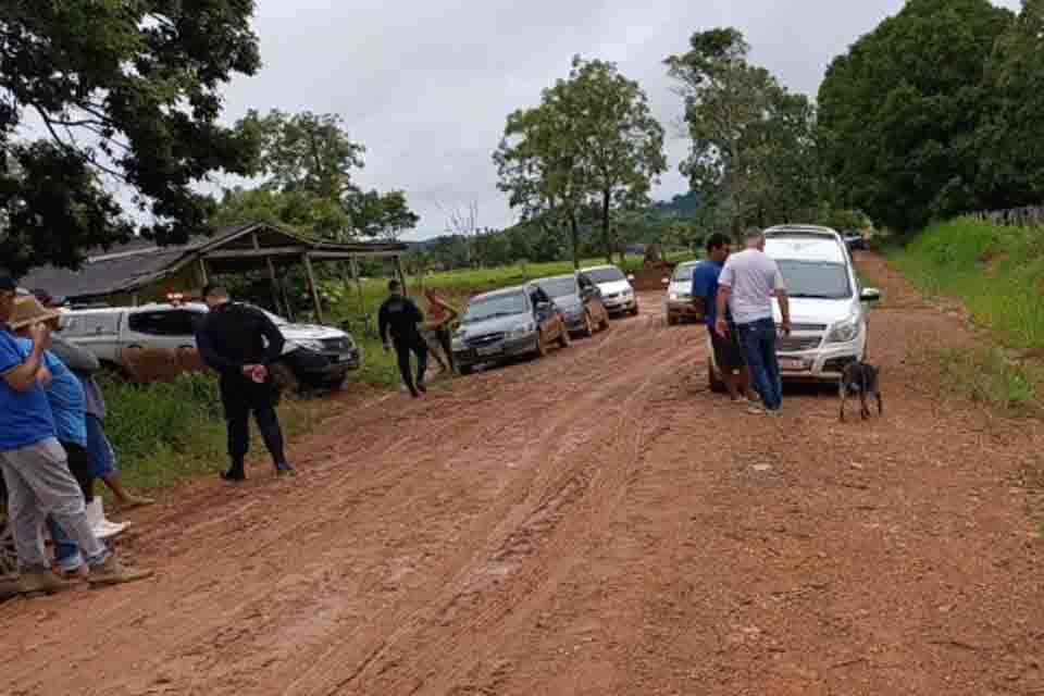 Mulher é encontra morta em vala na beira da estrada com corte no pescoço