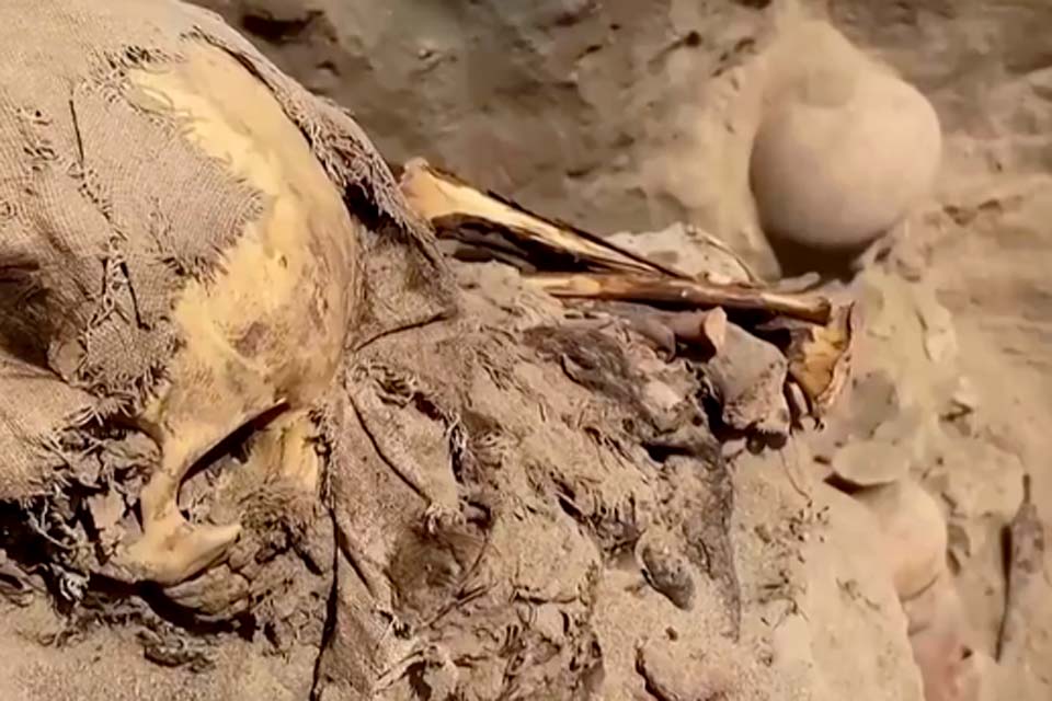 Arqueólogos descobrem tumbas de crianças sacrificadas em rituais do Peru Antigo 