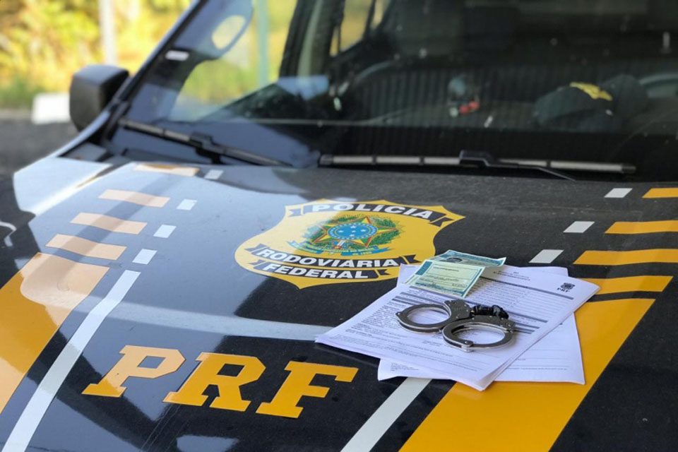 PRF prende motorista por uso de documento falso em São Miguel do Guaporé