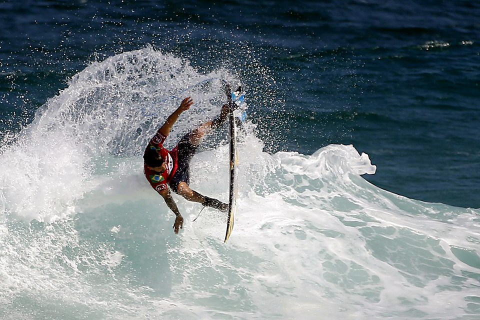 Brasileiros no circuito mundial de surfe avançam na competição
