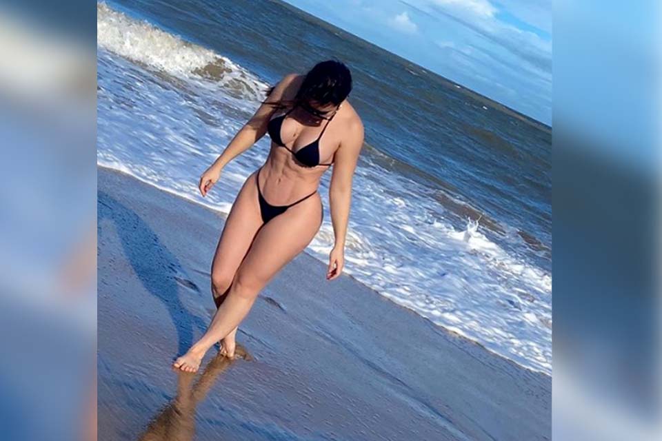 Naiara Azevedo exibe barriga chapada na praia: 'Folga'