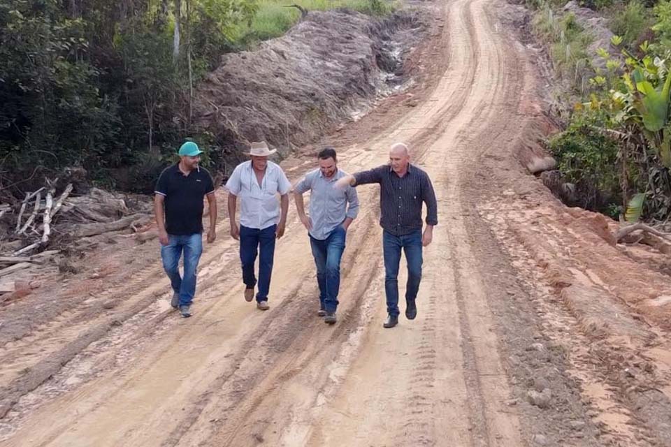 Deputado Estadual Ezequiel Neiva entrega mais 12 tubos armcos e promove avanços em Vilhena