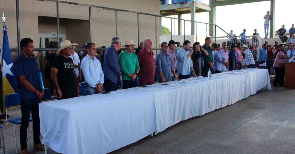 Deputado Adelino Follador critica ausência de órgãos em Audiência Pública de Jacinópolis