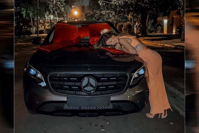 Saulo Poncio dá Mercedes de presente de aniversário para Gabi Brandt