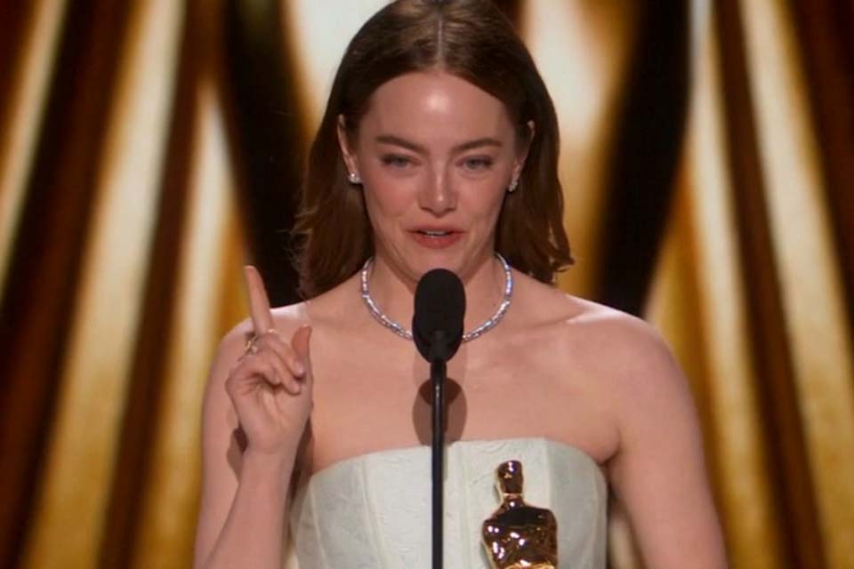 Emma Stone vence como melhor atriz por 'Pobres Criaturas'