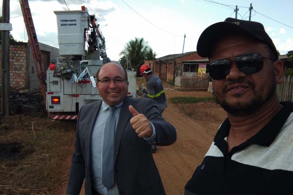 Edwilson Negreiros acompanha serviço de iluminação no Bairro Aparecida após solicitação do seu Gabinete