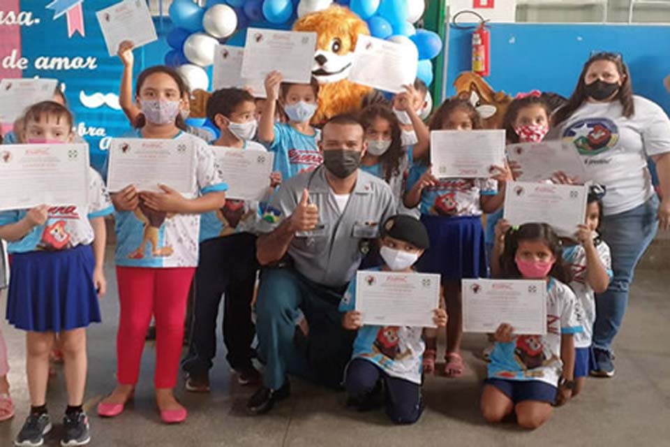 alunos da Escola Municipal Joaquim Nabuco recebem certificados do PROERD 2021