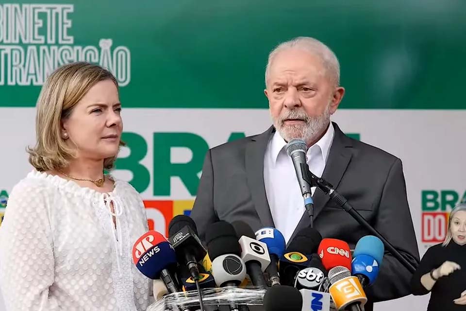 Lula diz que Gleisi não será ministra e que só anuncia equipe após ser diplomado pelo TSE