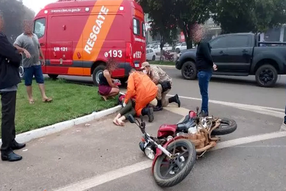 Motociclista é socorrida ao hospital após colisão na BR-364 