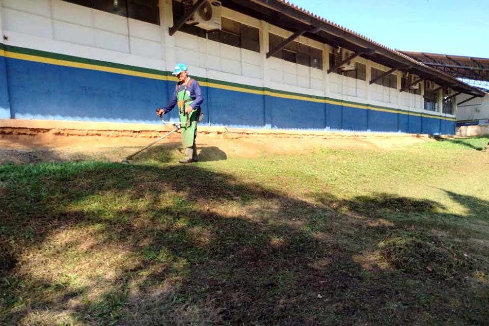 Equipe de Limpeza da Semosp executa trabalho em toda a cidade