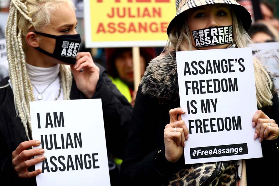 Julian Assange tenta escapar de extradição para os Estados Unidos