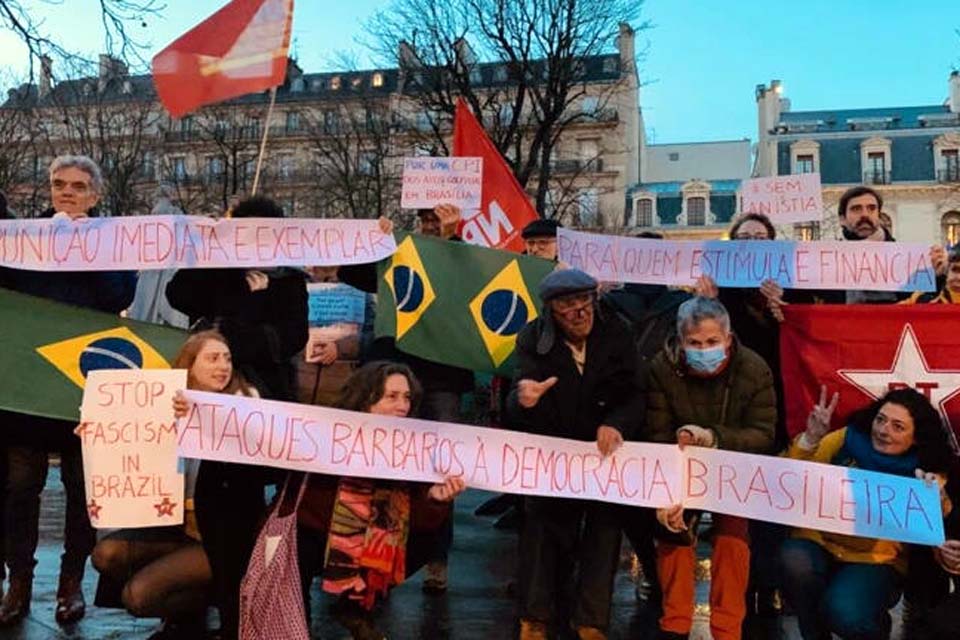 Em Paris, deputados franceses se juntam a brasileiros para repudiar atos terroristas em Brasília