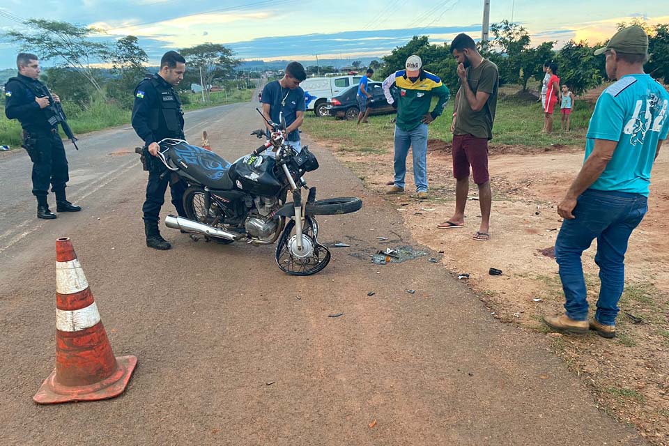 Motociclista é socorrido em estado grave após colisão em caminhão