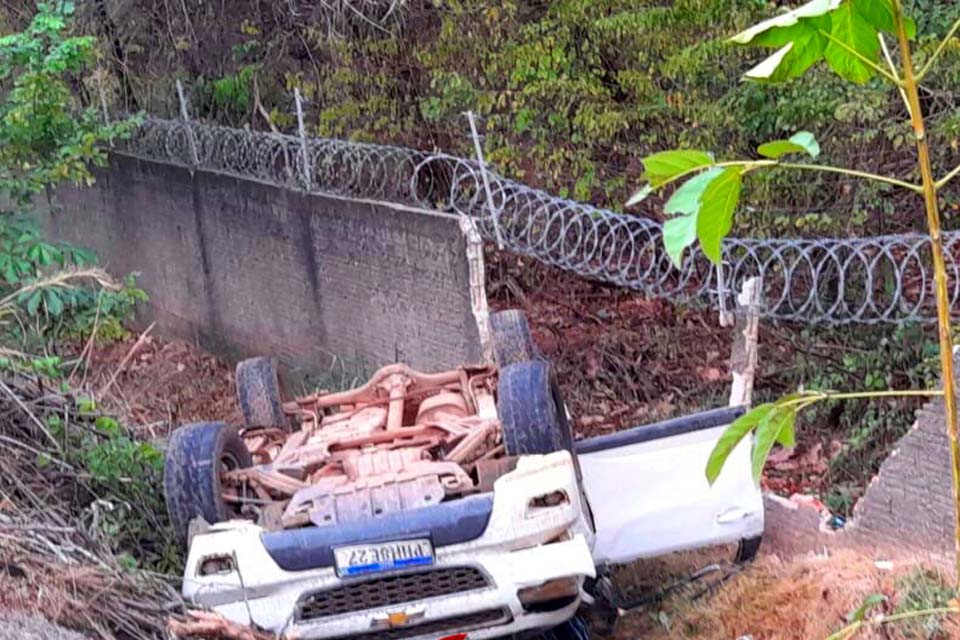 Motorista fica ferido após capotar caminhonete próximo a viaduto na BR-364