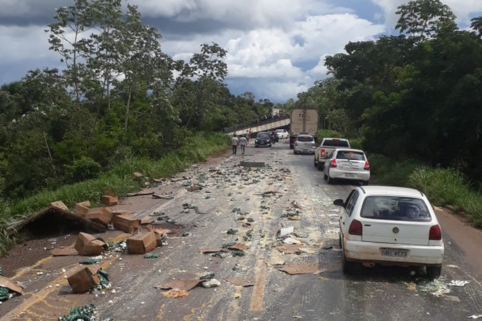 BR-364: Colisão entre carreta e caminhão deixa vítima fatal