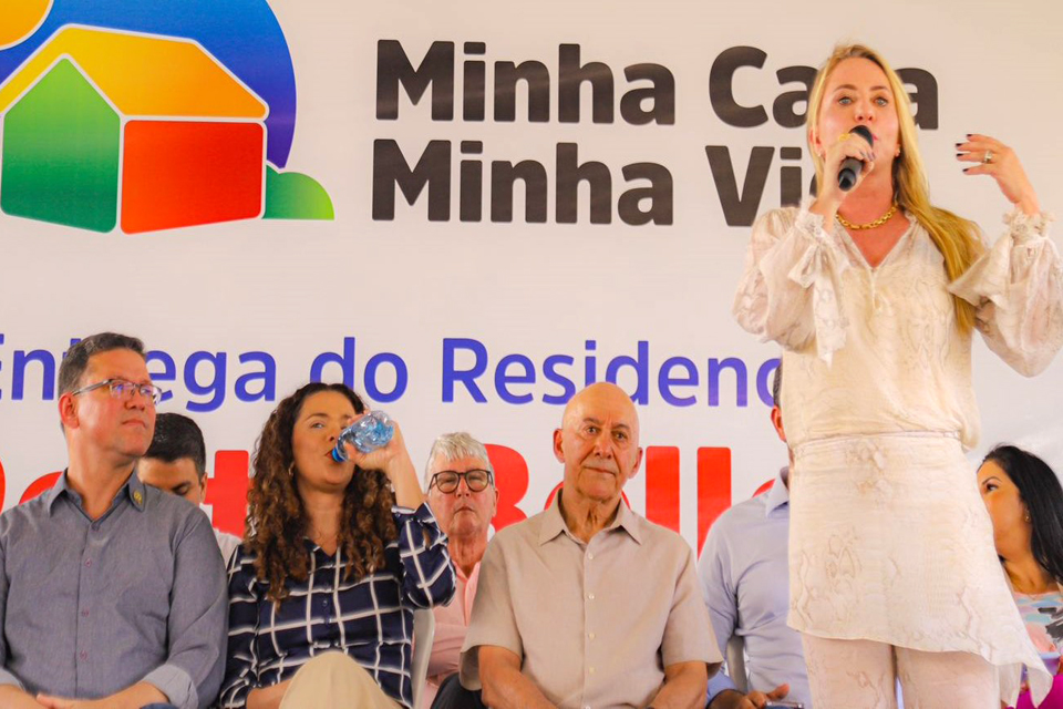 Ieda Chaves representa a Alero durante a entrega de apartamentos populares em Porto Velho