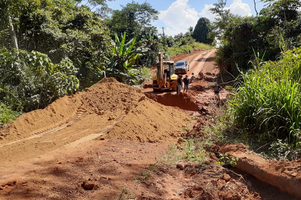 Semagric restabelece tráfego no Linhãozinho, em União Bandeirantes